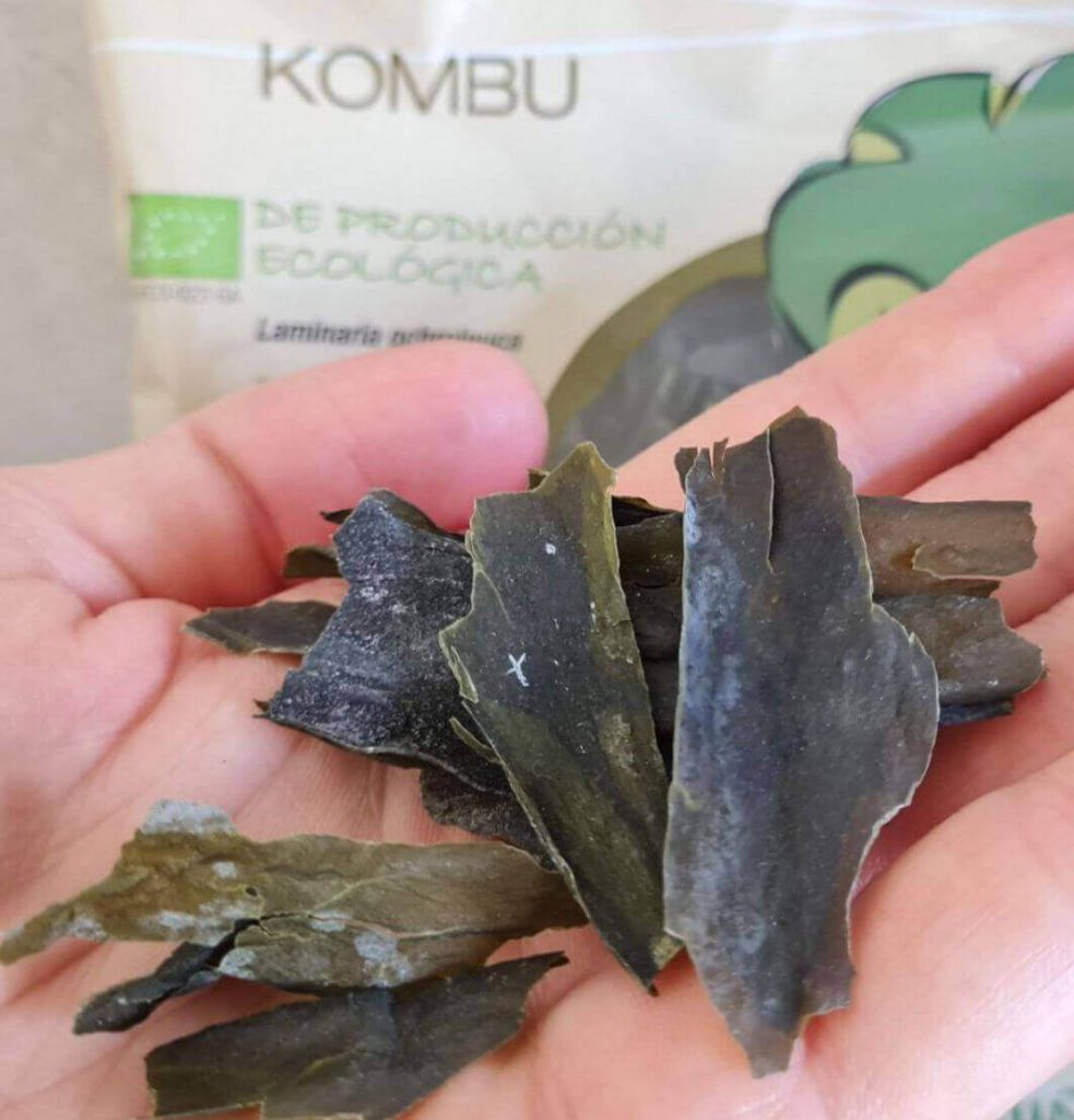 Dry kombu seaweed